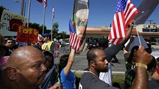 Protesty zasáhly edesát amerických mst. Na snímku jedna z akcí ped...