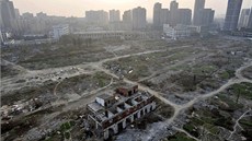 Pohled na okoli skoro zdemolované budovy u m�sta Wu-chan, kde v roce stále �il