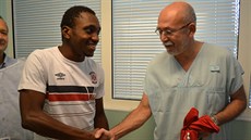 Mohamed Traoré předává lékaři Petru Černému fotbalový dres, jako malé...