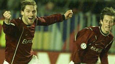 Sparanský obránce Milan Fukal (vlevo) se raduje z gólu, kterým Sparta v beznu...