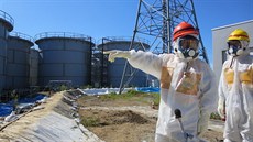 Obrázek z návštěvy japonského ministra průmyslu u nádrží ve Fukušimě I v...