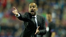 VÍTZNÉ KOUOVÁNÍ. Pep Guardiola dovedl fotbalisty Bayernu Mnichov k triumfu v...