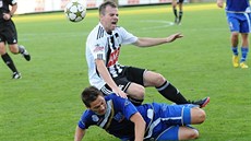 Ale� Hanzlík z �eských Bud�jovic (naho�e) v souboji s ústeckým Adnanem Zuki�em.