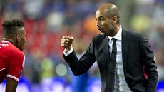 Trenér Bayernu Pep Guardiola vysv�tluje své zám�ry Jerome Boatengovi.