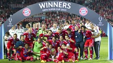 Fotbalisté Bayernu Mnichov se radují z triumfu v Superpoháru.