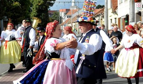 Cimbálová muzika, tanec, tradiní dobroty a veselá nálada opanují na nkolik dní Velkou Bíte. (Ilustraní snímek)