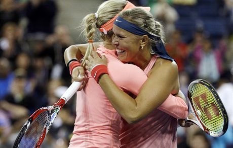 eské tenistky Andrea Hlaváková a Lucie Hradecká ovládly tyhru na US Open.