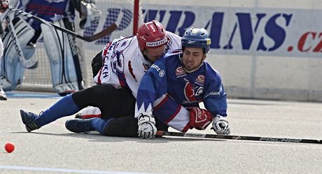 Momentka z hokejbalového utkání Jihlava - Pardubice