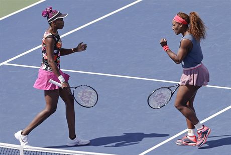 SESTRY V AKCI. Venus (vlevo) a Serena Williamsov ve tvrtfinle tyhry proti...