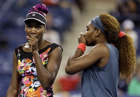 TAK JAK NA TY EKY? Venus (vlevo) a Serena Williamsov se rad bhem...
