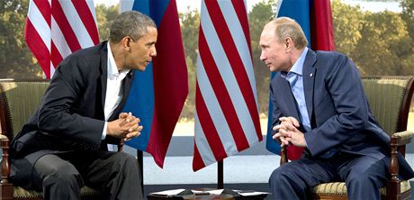 Barack Obama a Vladimir Putin na schzce G8 v Severním Irsku