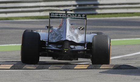 Lewis Hamilton s vozem Mercedes v kvalifikaci Velké ceny Itálie.