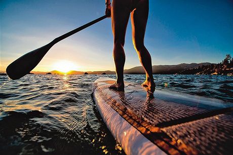 Paddleboarding jako sport vznikl v edesátých letech na Havaji.