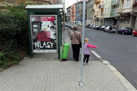 Slabozrací by si mli dávat v Karlových Varech - Drahovicích dobrý pozor. Nedaleko jejich centra stojí znaka uprosted chodníku.