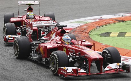 Tandem voz Ferrari: v popedí Fernando Alonso, za ním Felipe Massa.
