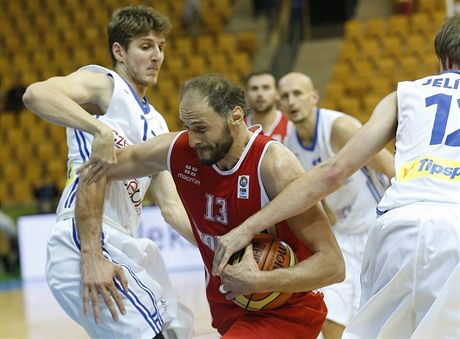 Gruzínský basketbalista Viktor Sanikidze proniká mezi eskými hrái David