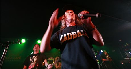 Americká hardcorová kapela Dog Eat Dog bude hlavní hvzdou Majálesu v Tebíi.