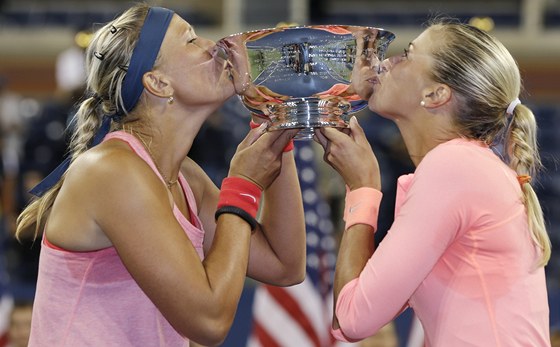 POSLEDNÍ VELKÝ TRIUMF. Letos ob záily tstím, kdy dobyly titul z US Open. Te se tenistky Andrea Hlaváková (vpravo) a Lucie Hradecká rozcházejí.