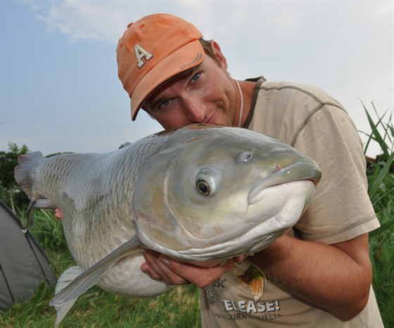 Amur se stal populární rybou lovenou sportovními rybái.