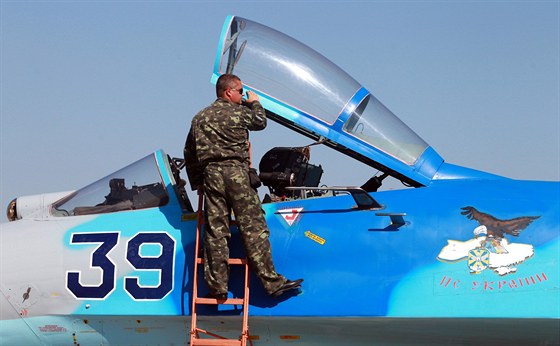 Ukrajinský letoun Su-27 patí ke tvrté generaci stíhaek. (CIAF 2013)