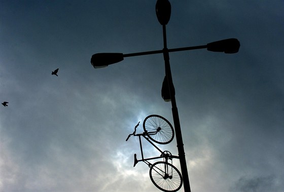 Pomník na památku Jana Bouchala a dalích cyklist, kteí tragicky zemeli v...