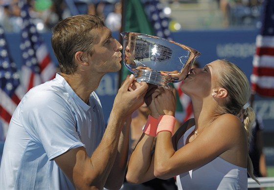 MÁME TO! Andrea Hlaváková a Max Mirnyj líbají trofej pro ampiony smíené...