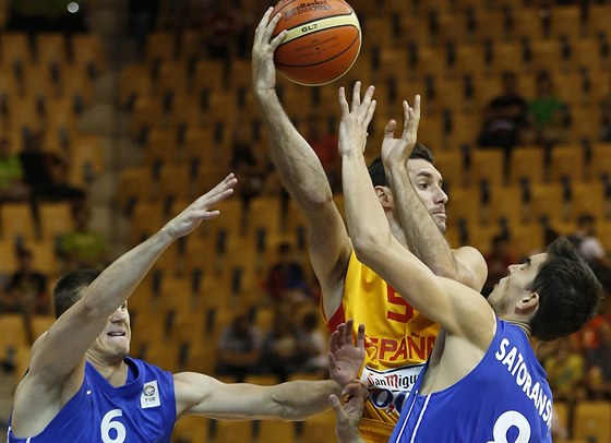 ZASTAVÍME T. etí basketbalisté Pavel Pumprla (vlevo) a Tomá Satoranský...