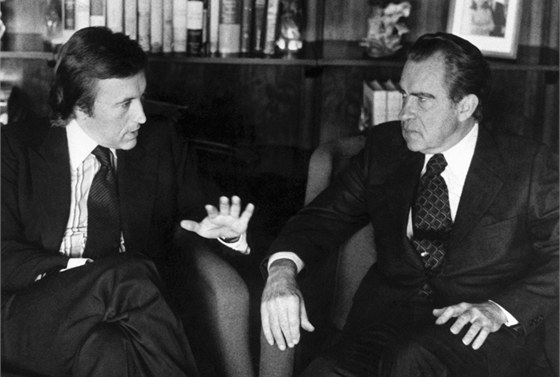 David Frost rozmlouvá s Richardem Nixonem v roce 1977