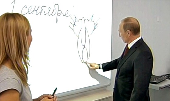 Ruský prezident Vladimir Putin maluje koií zadek na kolní tabuli.