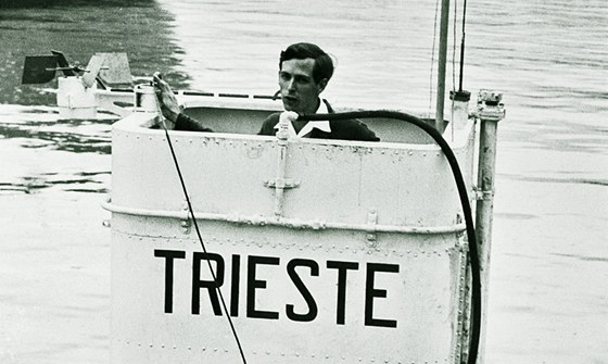 Podmořský výzkumník Jacques Piccard ve věži batyskafu Trieste při zkouškách v...
