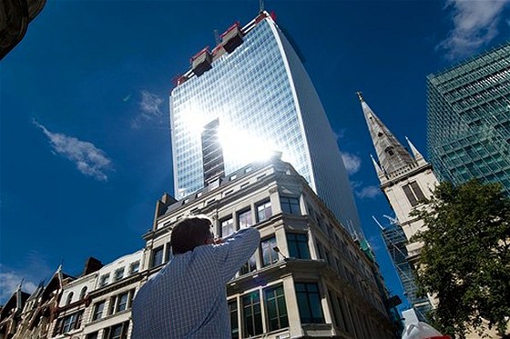 Moderní londýnský mrakodrap Walkie Talkie odraží díky svému parabolickému tvaru