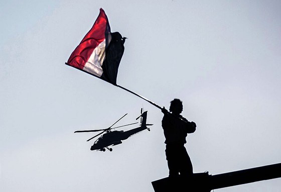 Vrtulníky Apache egyptské armády krouí nad  shromádnými demonstranty v...