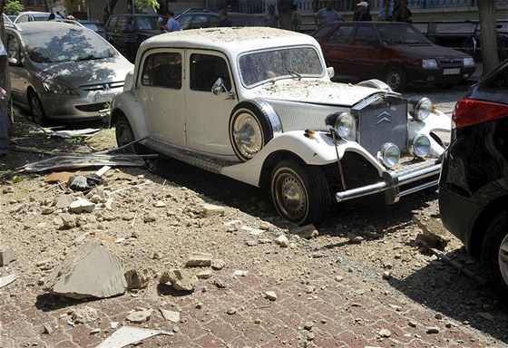 Trosky domu zasaené raketou se sesypaly na starý citroën ve tvrti al-Maliki v Damaku. Vimnte si auta v pozadí, je to koda Forman (2. záí 2013).