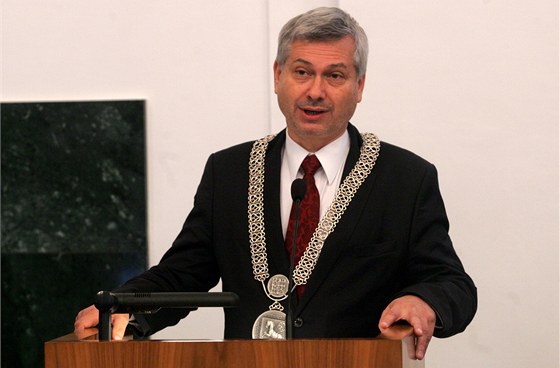 Ostravský primátor Petr Kajnar na poátku jednání zastupitelstva okoval nabídkou zkopírování zdvodnní obvinní lobbisty Martina Ddice.