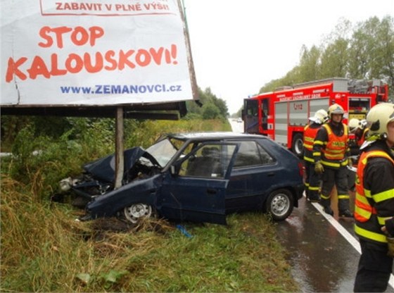 Sedmatřicetiletý řidič narazil se svou felicií do billboardu Zemanovců (1. září