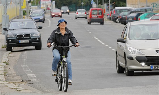 Vyhrazený pruh na Novohradské v Budějovicích by zvýšil bezpečnost cyklistů na silnici.