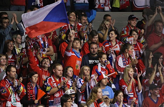 Hokejoví fanouci na utkání s Ruskem v Pardubicích.