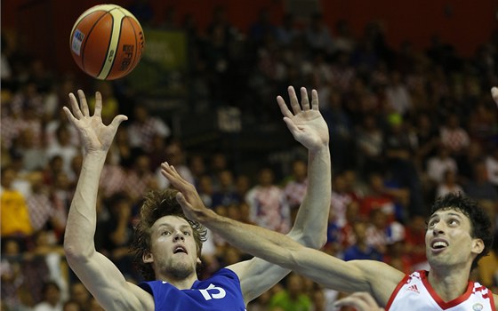 eský basketbalista Jan Veselý bojuje o mí s Chorvatem Roko Ukiem. 