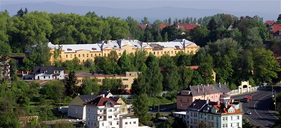 Bývalá kasárna na Zlatém vrchu v Chebu pjdou zemi. Rozhodli o tom msttí