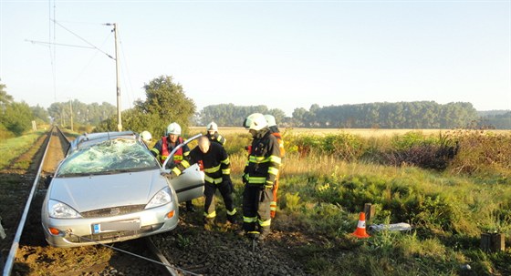 Auto se u Tebechovic pod Orebem na Hradecku pevrátilo pes stechu a skonilo...