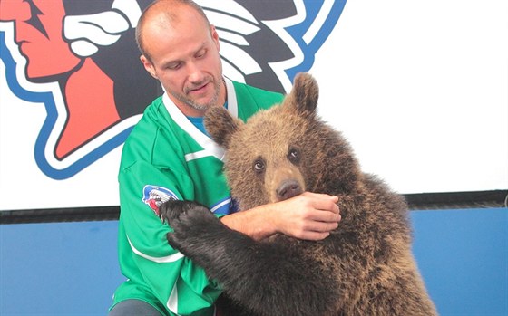 Hokejisté HC Plzeň se fotili s medvědy Václava Chaloupka.