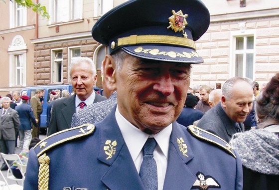 Generál letectva Miroslav �tandera.