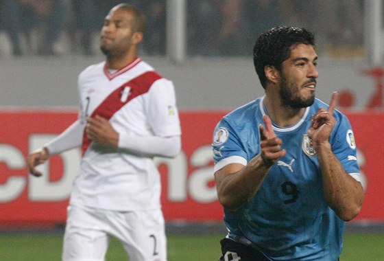 Uruguayský útoník Luis Suárez se raduje z gólu v zápase s Peru.