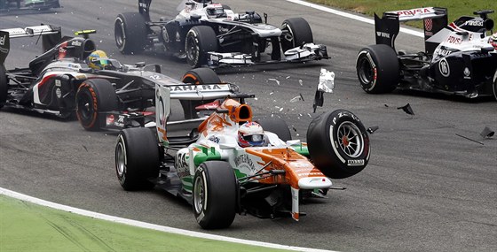 Paul Di Resta ze stáje Force India piel krátce po startu o pední kolo...