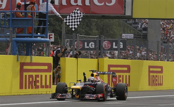 Sebastian Vettel projídí vítzn cílem Velké ceny Itálie.