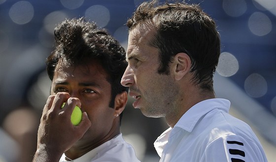 Radek tpnek (vpravo) a Leander Paes ve finle US Open.