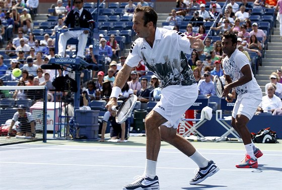 Radek tpánek (vlevo) a Leander Paes ve finále  tyhry na US Open.