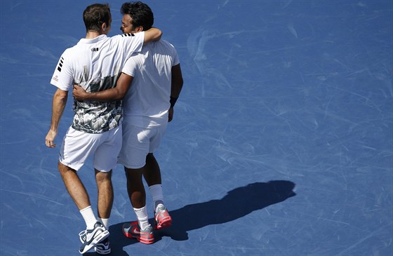 Radek tpánek (vlevo) a Leander Paes se objímají  po vítzném  finále US Open.