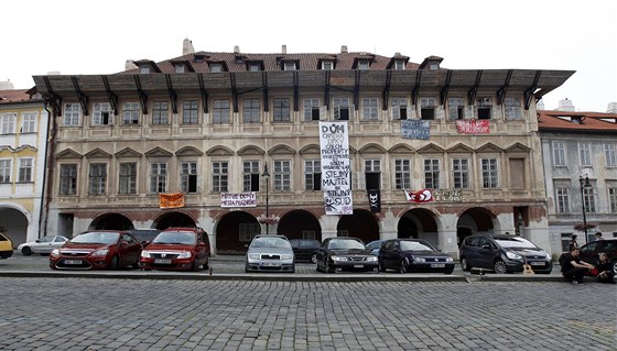 Squatei obsadili v Praze osm chátrajících dom, ve kterých poádali