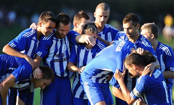 Domalití fotbalisté slaví gól proti Bohemians 1905.